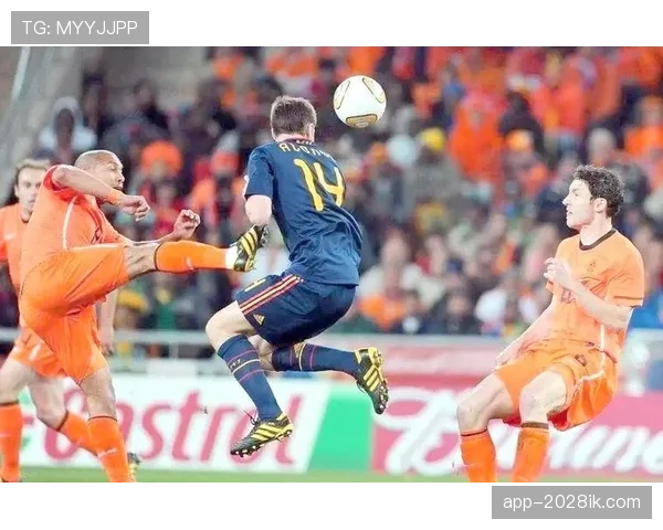 先触球规则在足球犯规判罚中的争议解析