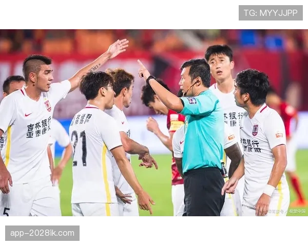 半场哨响时球仍在比赛中的裁判处理规则