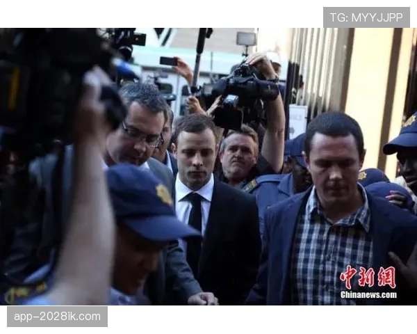 刚看到奥斯卡·皮斯托瑞斯领奖那张笑脸，把法庭外的几张照一对比，真是连吃瓜的我都懵了