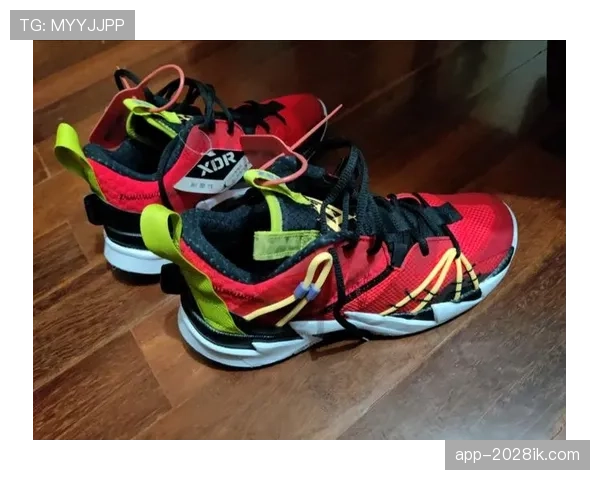 威少衣柜里塞满潮牌，训练馆地板却磨穿三双鞋底